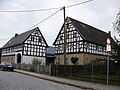 Wohnstallhaus (Nr. 1), Stallgebäude, Scheune und Seitengebäude (Torhaus, Nr. 1a) eines Vierseithofes