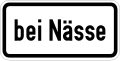 Zusatzschild: bei Nässe; dieses Zeichen wurde bis 1978 hergestellt und durfte bis zum 31. Dezember 1988 in dieser Form verwendet werden.[27] Es war mit Zeichen 274 zu kombinieren.[87] (500 × 250 mm)