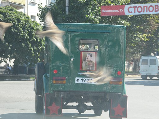 Портрет Сталина на машине, Владикавказ, 2009