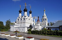 Trije-ienheidskatedraal (lofts) en de Kazantsjerke mei klokketoer (rjochts).