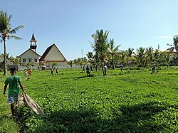 Das Feld hinter der Kirche in Tahu Laran