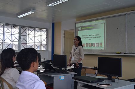 Bel Ballesteros gives a lecture about the Wikipedia