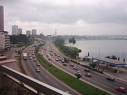 Centro città di Abidjan con la strada che costeggia la laguna Ebrié