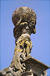 Atlas trägt das Himmelsgewölbe auf seinen Schultern. (Statue auf der Plaza del Toral in Santiago de Compostela, 18. Jahrhundert)