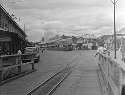 街中を通るサトウキビ列車（1949年撮影）