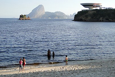 La badia de Guanabara i el MAC Niterói al fons.