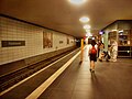 Bahnsteig D des Bahnhofs Friedrichstraße, von denen Züge der Linien S 1, S 2 und S 25 der S-Bahn Berlin verkehren