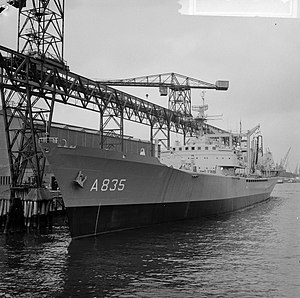 Bevoorradingsschip voor de Koninklijke Marine de Poolster bij de steiger van de , Bestanddeelnr 916-8616.jpg