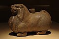 Candelabro de celadón. León agachado, del período de los Tres Reinos (220 a 265); proviene del reino de Wu del este