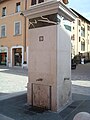 Piazza Amendola, détail de la fontaine