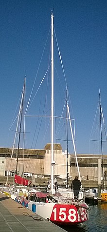 Vu de l'avant, le bateau amarré au ponton.