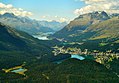 Sils op de achtergrond, Silvaplana (midden) en St. Moritz (voorgrond)