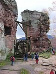 Rekonstruierter Tretkran in der Burg