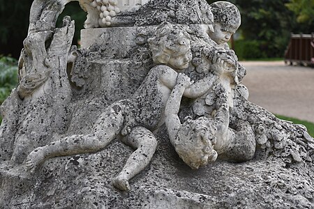 Enfants jouant, détail du Monument à Pierre de Ronsard (1924), Tours, jardin des Prébendes