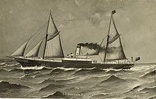 Disegno in bianco e nero della nave a due alberi con un imbuto centrale a vapore, che viaggia da destra a sinistra attraverso mari agitati.