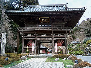 出流山満願寺の山門