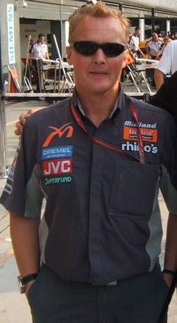 Johnny Herbert jako manažer týmu Midland F1 v roce 2005