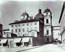 La iglesia detrás de la antigua casa de empeño municipal antes de ser demolida en 1907