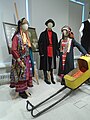 Костюм кряшен Лаишевского уезда Казанской губернии, справа налево — девичий праздничный костюм, мужской костюм, праздничный костюм молодой женщины