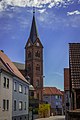 Straßenzug mit der katholischen Pfarrkirche St. Nikolaus in Goldbach