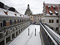 Blick aus dem Saal über den Stallhof auf die Frauenkirche