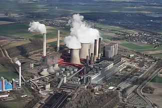Kraftwerk Weisweiler, im Vordergrund der Brennstoff-Grabenbunker