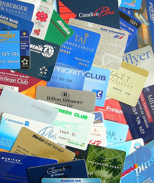 Contoh berbagai jenis kartu loyalty program. (Sumber foto: http://upload.wikimedia.org/wikipedia/commons/thumb/5/56/Kundenkarten.JPG/507px-Kundenkarten.JPG)