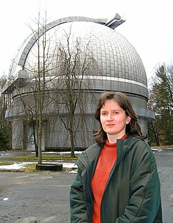 L'astronoma checa Lenka Kotková en l'observatorio d'Ondřejov.
