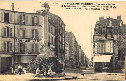 La place Chaptal et le Monument au capitaine Braun et au maréchal des logis Martin, vers 1910.