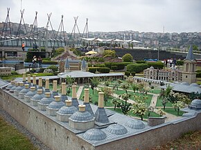 Topkapı Sarayı, Birun Avlusu'nın bir maketi. Fotoğraf, Babüs Saade kapısının olduğu cepheden ve mutfakların olduğu köşeden çekilmiş. Fotoğrafta sol tarafta saray mutfağının kubbeleri ve bacaları tam, sağda Babüs Saade kapısı, Kubbealtı kısmen kadraja girmiş, ve Kasr-ı Adalet sağ tarafa tam olarak hakimdir. Fotoğrafın bize uzak kısmında Kasr-ı Adalet tarafında saray ahırlarının revakları seçilmekte, Babüs Selam'ın kuleleri ortada dikkati çekmektedir. Ortada avludan geçen yollar ve ağaçlar bulunmaktadır. Fotoğrafın ufuk çizgisi hizasında dikkatli bakıldığında Boğaziçi Köprüsü'nün maketi ve üstünden geçen insanlar var. Ayrıca tüm bunların arkasında yalnız apartmanlardan ve birkaç minareden oluşan bir şehir manzarası görülmektedir.