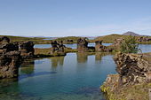 〈壁〉の向こう側のシーンはアイスランドのミーヴァトン湖(左)と近くの洞窟(右)で撮影された