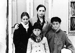 האישה מאחור: לאורה ריבלין, הילדים מימין לשמאל: שאול בסר, רזבן בוטינגר ונועה פניני
