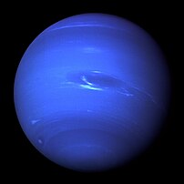 Image de Neptune produite par la sonde Voyager 2 en août 1989. (définition réelle 2 200 × 2 200)