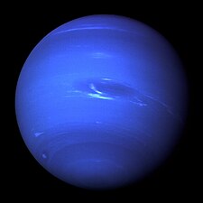 28/09: El planeta Neptú, de color blau per l'alta concentració de metà. La Gran Taca Fosca és una tempesta anticiclònica.