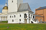 Il portico alla base della torre