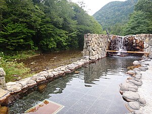Las termas (onsen) del valle de Yagen, que fueron descubiertas en 1615 por un aliado de Toyotomi Hideyori al retirarse tras el sitio de Osaka.