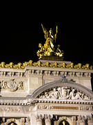 Frontón de la Ópera Garnier. La Escultura y la Pintura custodiando un escudo.