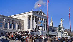 Warteschlange am Tag der offenen Türe nach der Generalsanierung