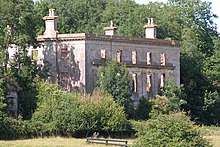 Ruine von Piercefield House. Mauern eines Landhauses mit drei Kaminen in einer grünen Umgebung.