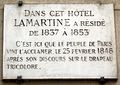 Lamartine résida au n° 82 de 1837 à 1853. C'est là que vint l'acclamer le peuple de Paris, le 25 février 1848, après son discours en faveur du drapeau tricolore.
