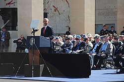 Barack Obama hovoří na pietní akci na hřbitově v Colleville-sur-Mer