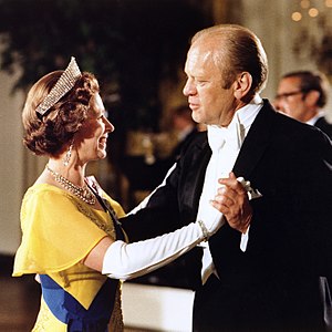 אליזבת השנייה רוקדת עם ג'רלד פורד