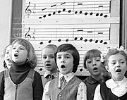 2 儿童合唱团正提供音乐娱乐（俄罗斯，1979年）