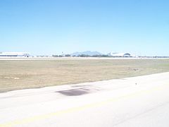 Vista de Sierra de Maranguape de la pista del aeropuerto