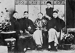 Photographie de Sun Yat Sen (le 2e à gauche) parmi d'autres jeunes étudiants de Hong Kong en 1892