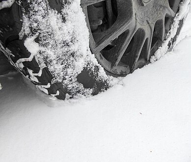 Komprimering av snø under et rullende vinterdekk skaper rullemotstand (her på 10 cm snø)