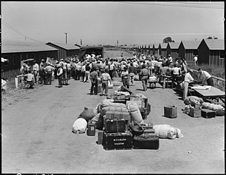 Stockton, Californie. Le premier jour dans un centre de rassemblement. Une nouvelle unité de la caserne est en cours d'ouverture. 19 mai 1942.