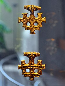 Золотые украшения из клада Хиддензе[de], ок. XI век. Смешаны языческие и христианские символы