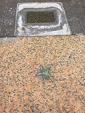 Звездочка на тротуаре, обозначающая место, где впервые была прочитана Декларация независимости