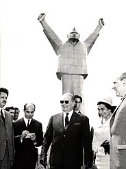 Председник Тито у посети споменику 1967. године